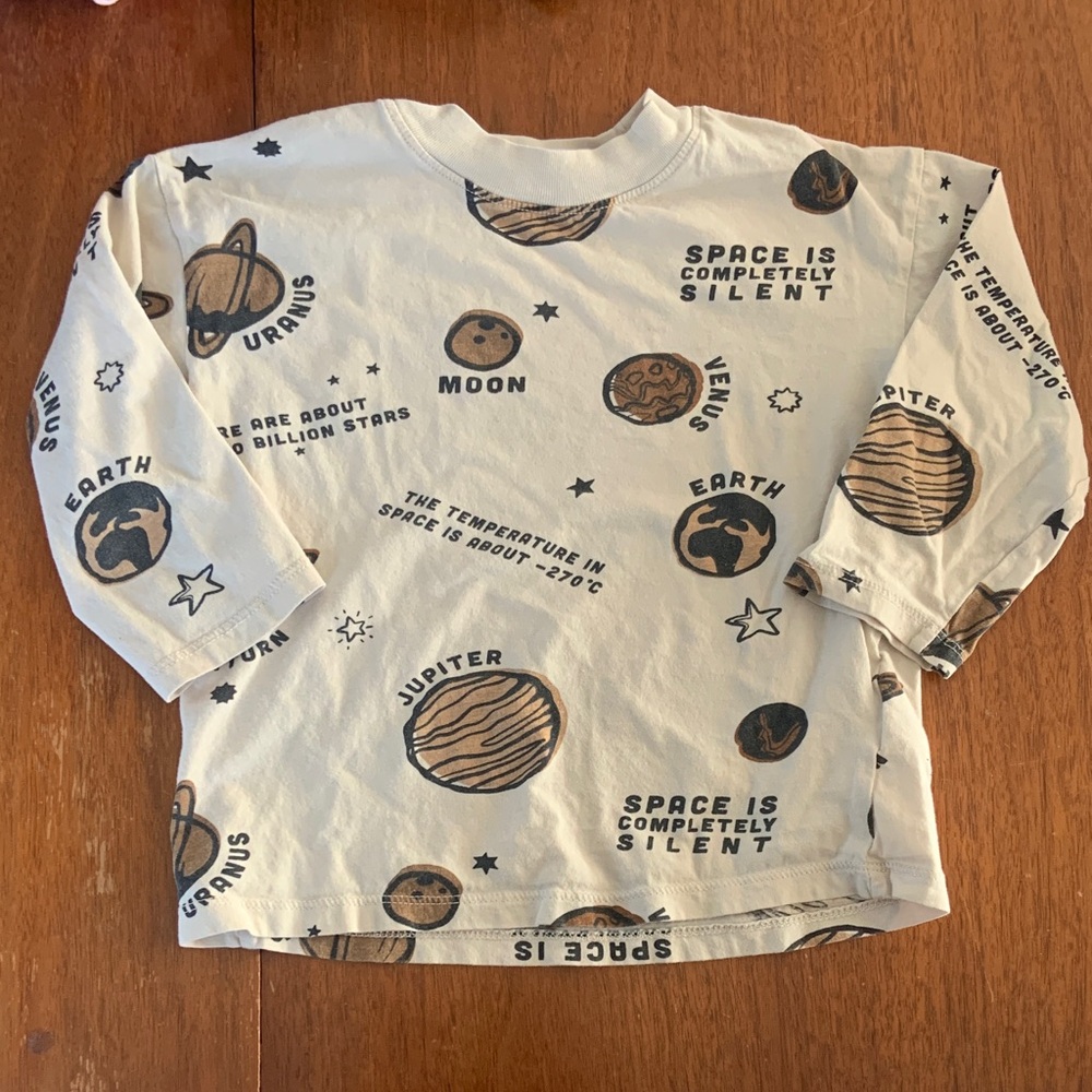 🍊5/$25 H&M Cream Space Print Kids 3/4 Length Tee size 2-4Y